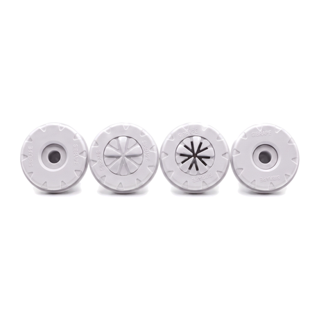 Quatro dispositivos circulares brancos SIBRAPE alinhados, com aberturas centrais e grelhas de aletas para piscina