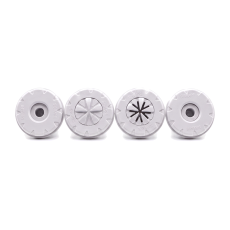 Quatro dispositivos circulares brancos SIBRAPE do kit dreno de fundo, alinhados, com aberturas centrais e grelhas de aletas.